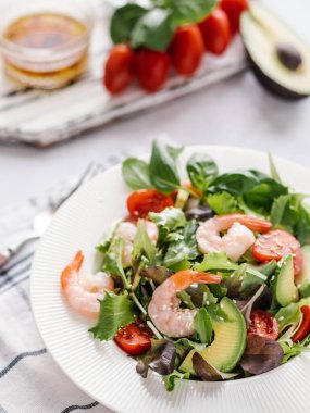 Domatesli salata, böğürtlen, sebze. Parlak ahşap arka plan. karides souse 