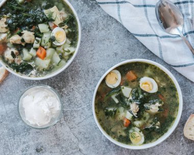 Ispanaklı yeşil çorba ve yumurta.