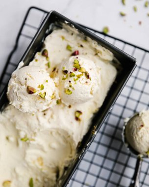 Kahve ve dondurma koyu bir arka planda.