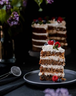 Lezzetli dilimlenmiş havuçlu kek ve çilekli çay.