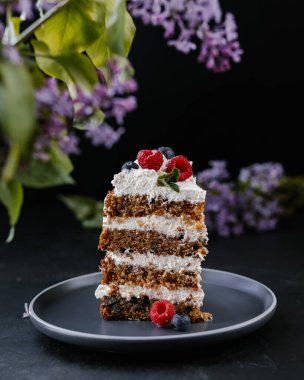 Lezzetli dilimlenmiş havuçlu kek ve çilekli çay.