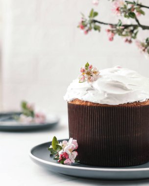 Ulusal Rus Paskalya Ekmeği Pasxa Kulich Paşa koyu bir arka planda, dilimlenmiş 