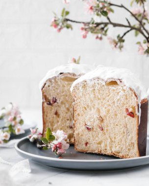 Ulusal Rus Paskalya Ekmeği Pasxa Kulich Paşa koyu bir arka planda, dilimlenmiş 