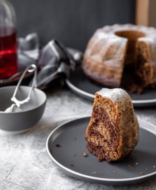 Muz ev yapımı, çikolatalı pasta ve koyu bir arka plan.
