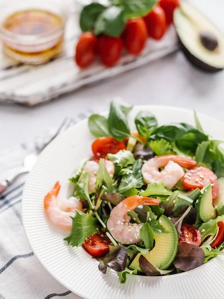 Domatesli salata, böğürtlen, sebze. Parlak ahşap arka plan. karides souse 