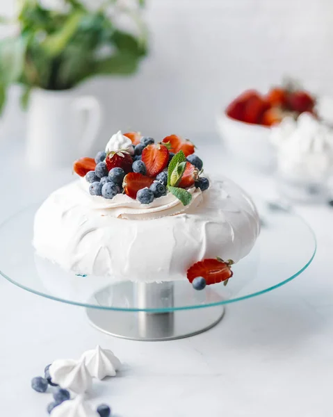 Hausgemachte Köstliche Baiser Torte Pavlova Mit Frischen Erdbeeren Und Mascarpone — Stockfoto