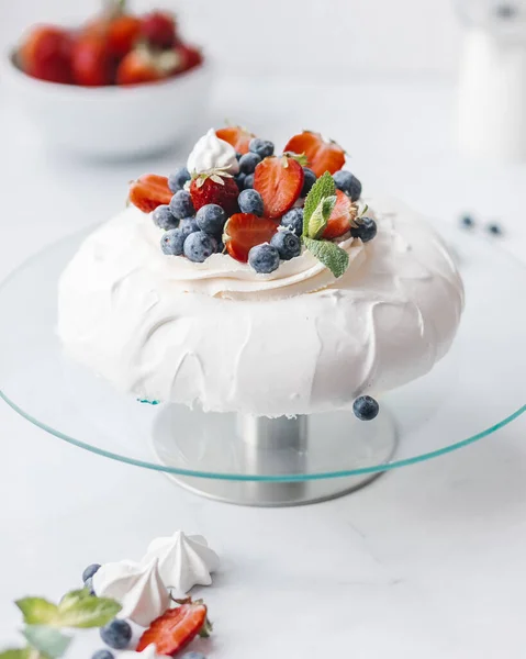 Hausgemachte Köstliche Baiser Torte Pavlova Mit Frischen Erdbeeren Und Mascarpone — Stockfoto