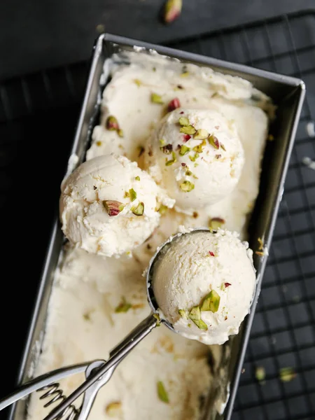 Kahve ve dondurma koyu bir arka planda.