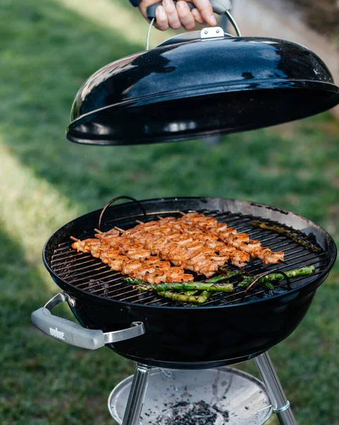 Grillezett Garnélarák Lángoló Grillen Spárgán — Stock Fotó