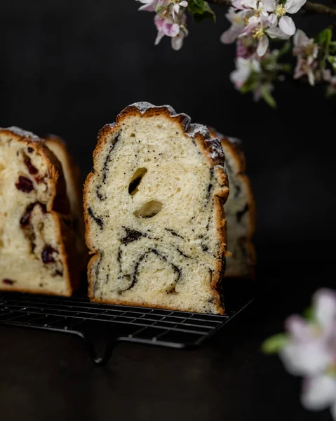 Ulusal Rus Paskalya Ekmeği Pasxa Kulich Paşa koyu bir arka planda, dilimlenmiş 