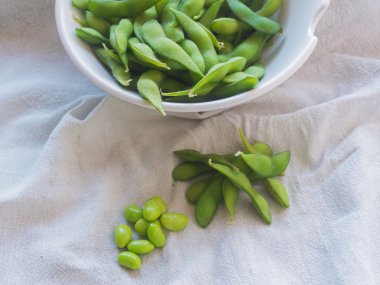 Kumaş zemin üzerine haşlanmış yeşil soya fasulyesi