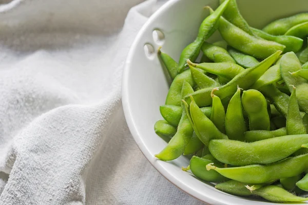 Kumaş zemin üzerine haşlanmış yeşil soya fasulyesi