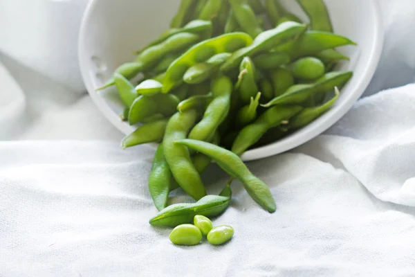 Kumaş zemin üzerine haşlanmış yeşil soya fasulyesi