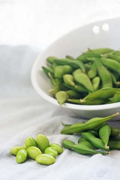Kumaş zemin üzerine haşlanmış yeşil soya fasulyesi