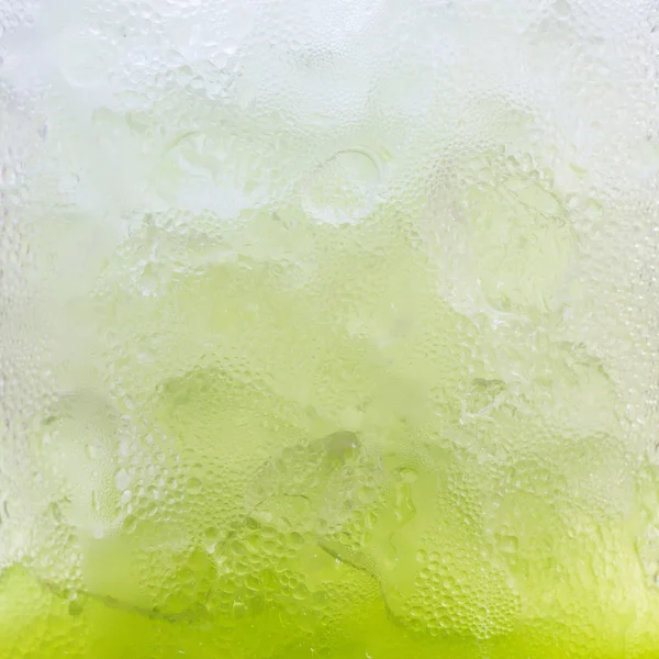 Su bardağa düşer.