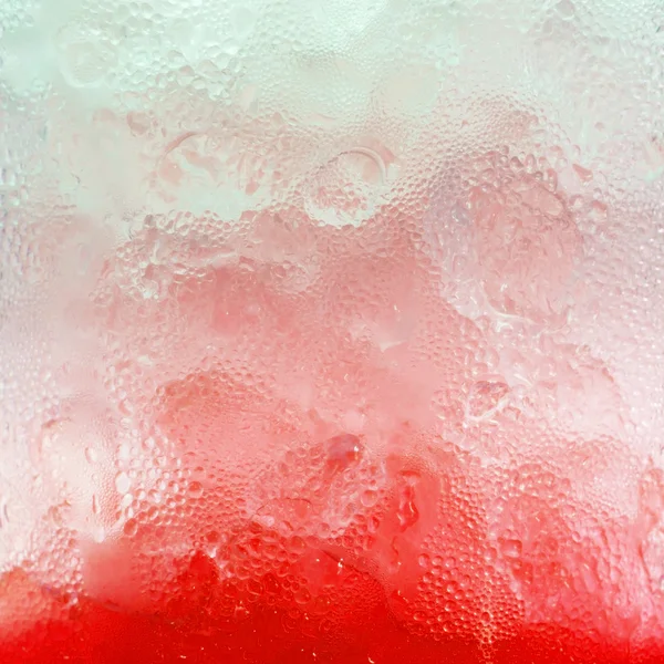 Su bardağa düşer.