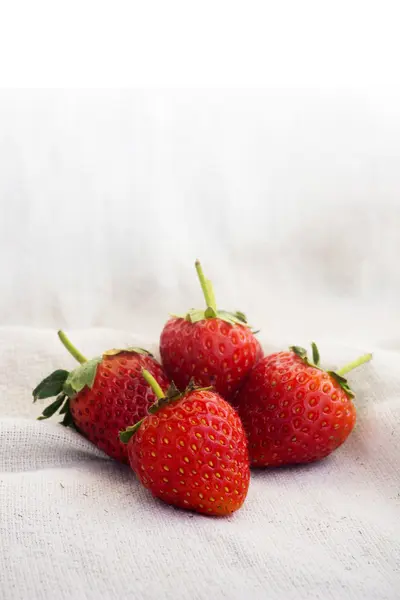 Kumaş zemin üzerine taze çilek