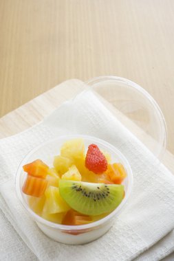 Puding meyve salatası