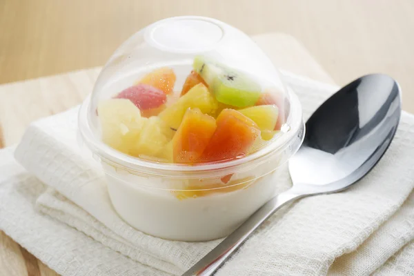 Puding meyve salatası