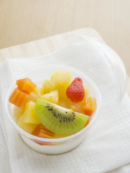 Puding meyve salatası