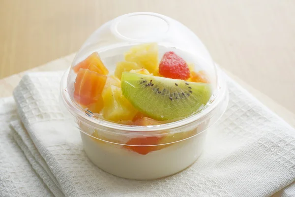 Puding meyve salatası