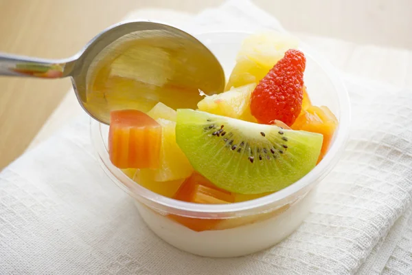 Puding meyve salatası