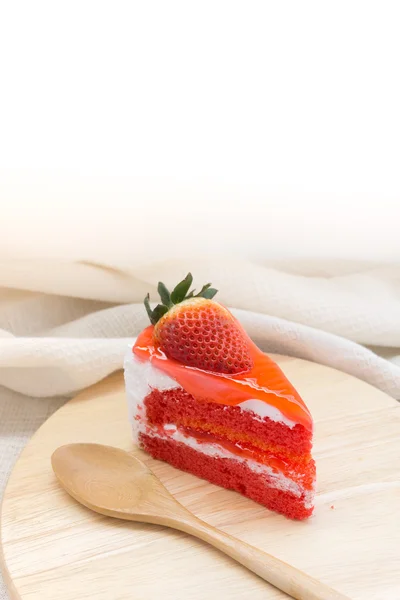 Çilekli pasta ve beyaz kumaş üzerine yarım çilek tepesi — Stok fotoğraf