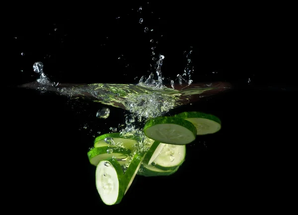 dilimlenmiş salatalık su 