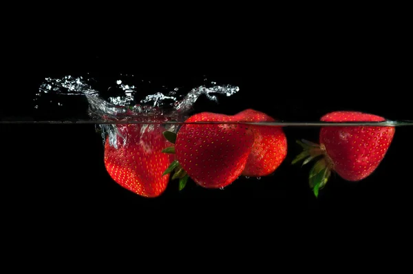 Φράουλες πιτσίλισμα στο νερό — Φωτογραφία Αρχείου