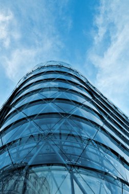 Modern ofis binası ile mavi cam cephe