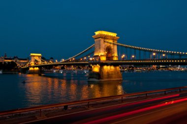 Gece Budapeşte'ünlü zincir köprü görünümü. 