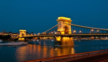 Gece Budapeşte'ünlü zincir köprü görünümü. 