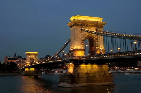 A híres Lánchíd Budapest éjszakai látképe. — Stock Fotó