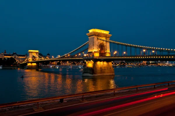 A híres Lánchíd Budapest éjszakai látképe. — Stock Fotó