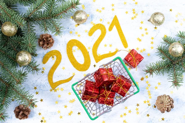 Brillante fondo de Navidad con compras y regalos y ramas de abeto, año nuevo — Foto de Stock