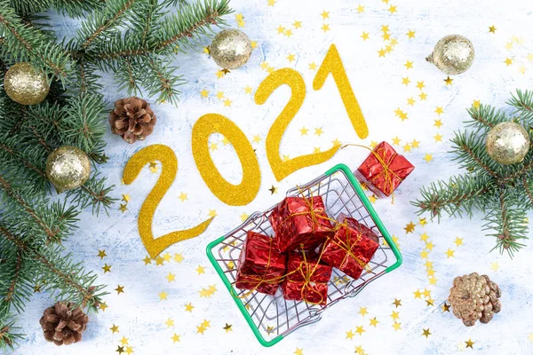 Parlak Noel arkaplanı alışveriş ve hediyeler ve köknar dalları, yeni yıl