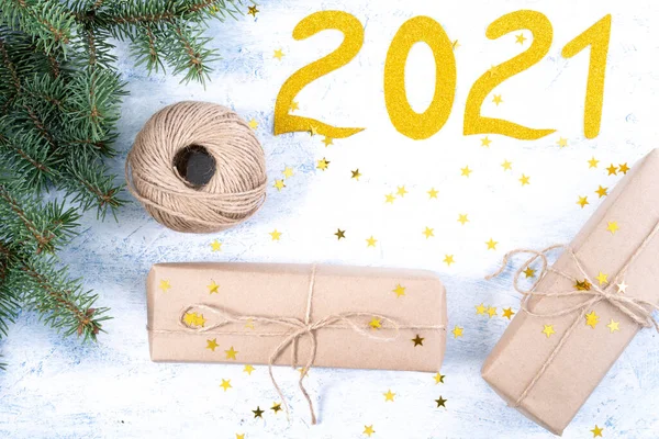 Luminoso sfondo di Natale con negozi e regali e rami di abete, nuovo anno 2021, confezione regalo — Foto Stock