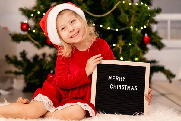 Niña Hermosa Con Sombrero Santa Claus Vestido Rojo Navidad Está — Foto de Stock