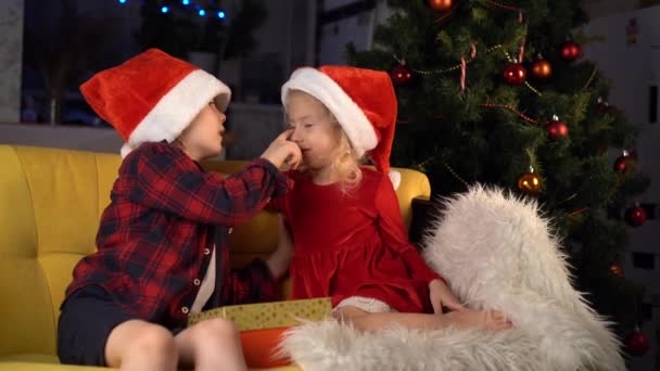 Vilain Petit Frère Soeur Dans Chapeaux Noël Sourire Câlin — Video