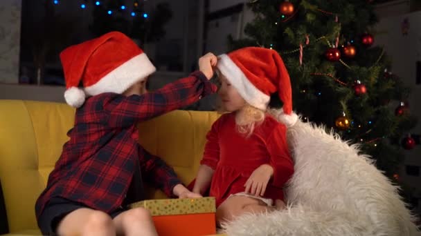 Hermanito Travieso Hermana Los Sombreros Navidad Sonrisa Abrazo — Vídeo de stock