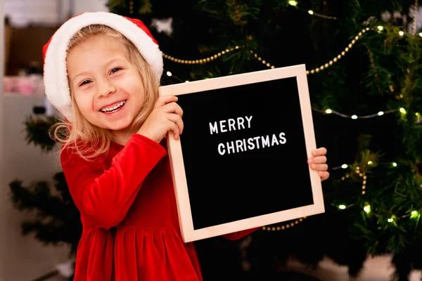 Niña Hermosa Con Sombrero Santa Claus Vestido Rojo Navidad Está — Foto de Stock