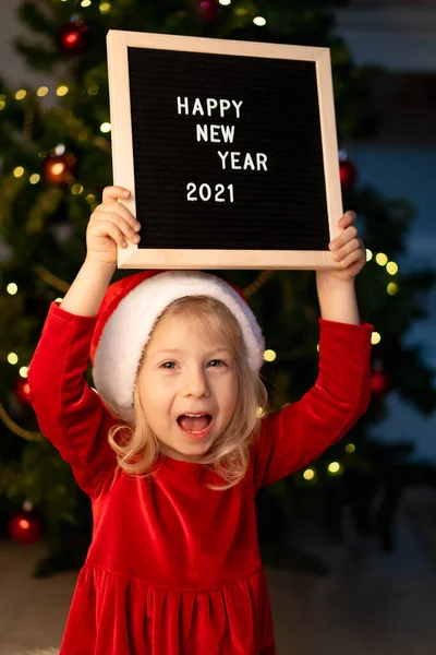 Niña Hermosa Con Sombrero Santa Claus Vestido Rojo Navidad Está — Foto de Stock