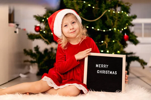 Niña Hermosa Con Sombrero Santa Claus Vestido Rojo Navidad Está — Foto de Stock