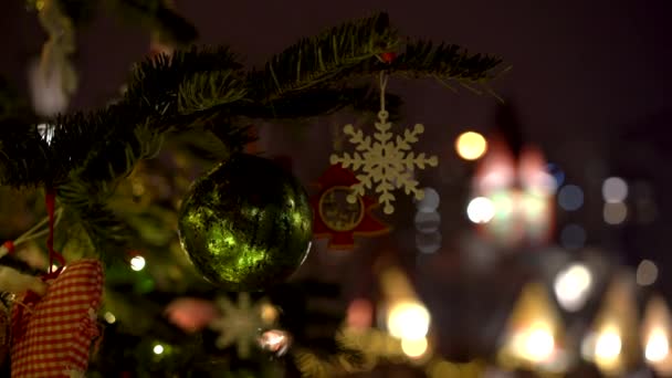 Juguetes árbol de navidad en la calle árbol de navidad en la oscuridad — Vídeos de Stock