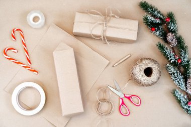 Kraft kağıdında noel hediyelerinin paketlenmesi, el yapımı