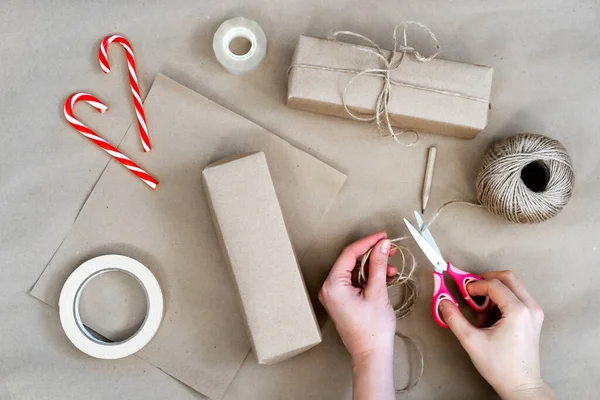 Packaging of Christmas gifts in kraft paper, handmade — Stock Photo, Image