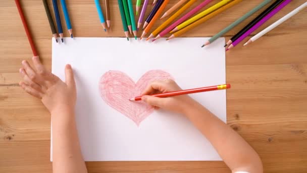 Les Mains Petit Enfant Dessinent Cœur Avec Crayon Rouge Sur — Video