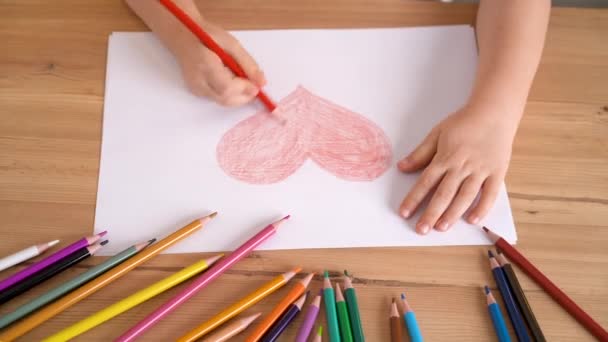 Ręce Małego Dziecka Narysować Serce Czerwonym Ołówkiem Białym Kawałku Papieru — Wideo stockowe