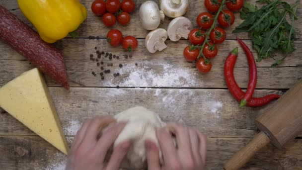 Uma Mesa Madeira Ingredientes Pizza Mãos Das Mulheres Estão Amassando — Vídeo de Stock