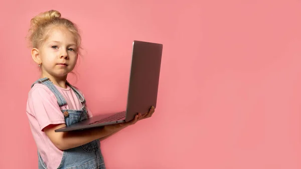 Ένα Χαμογελαστό Κοριτσάκι Στέκεται Ένα Φορητό Υπολογιστή Στα Χέρια Της — Φωτογραφία Αρχείου